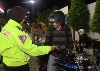 Polresta Cirebon Berikan Sentuhan Hangat: Bagikan Minyak Kayu Putih dan Minuman Herbal, Cegah Pemudik Ngantuk di Jalur Pantura