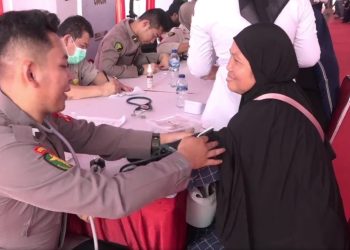 Polda Jabar Berikan Layanan Kesehatan Gratis untuk Korban Banjir Bandang di Bogor