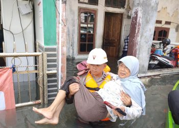 Tim SAR Batalyon A Pelopor Evakuasi Warga Terdampak Banjir di Dayeuh Kolot