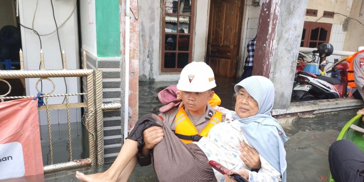 Tim SAR Batalyon A Pelopor Evakuasi Warga Terdampak Banjir di Dayeuh Kolot
