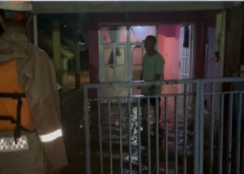 Satbrimob Polda Jabar Turun Langsung Evakuasi Warga Terdampak Banjir di Jatinangor
