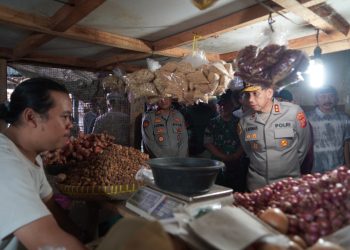 Kunjungi Pasar Cikurubuk, Kapolda Jabar Pastikan Harga Pangan Jelang Lebaran Terkendali