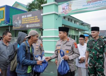 Tebarkan Kebahagiaan Ramadan, Kapolda Jabar Bagikan 1.000 Takjil di Tasikmalaya
