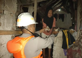 Sat Brimob Polda Jabar Bagikan Makanan Sahur untuk Warga Terdampak Banjir Dayeuhkolot
