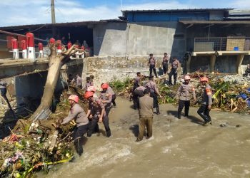Sat Brimob Polda Jabar Bersihkan Jembatan Jingilus, Pastikan Akses Masyarakat Tetap Lancar