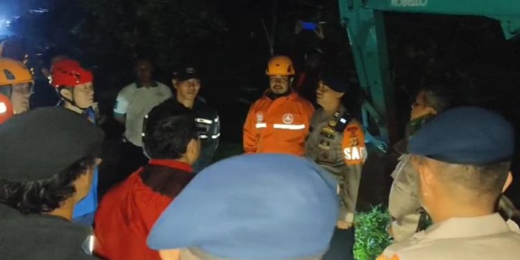 Tim SAR Brimob Polda Jabar Bantu Warga Terdampak Banjir di Purwakarta