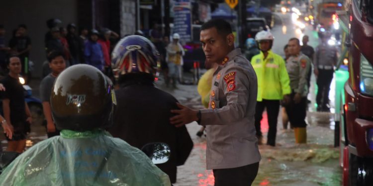 Pastikan Keselamatan Pengendara Jelang Buka Puasa, Kapolres Ciamis Turun Langsung Atur Lalu Lintas