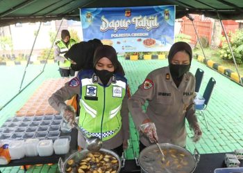 Kolak Hangat dari Dapur Takjil Polresta Cirebon Maniskan Ngabuburit Warga Cirebon