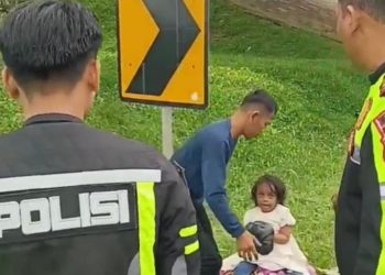 Ditelantarkan Bus ALS di Tol Cipali, Bapak dan Anak Balita Dibantu Satlantas Polres Subang