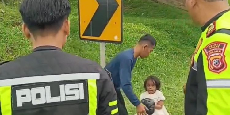 Ditelantarkan Bus ALS di Tol Cipali, Bapak dan Anak Balita Dibantu Satlantas Polres Subang