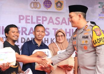 Polres Bogor Berangkatkan Mudik Gratis dan Musnahkan Ribuan Botol Miras Jelang Lebaran