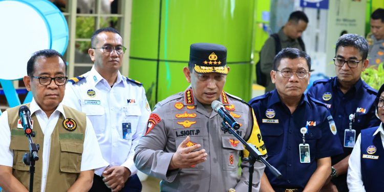 Kapolri Tinjau Stasiun Gambir, Pastikan Keamanan Mudik