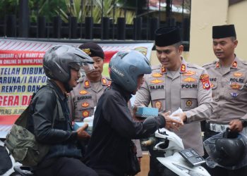 Kapolres Garut Bagi-bagi Takjil dan Helm Gratis, Tumbuhkan Solidaritas di Bulan Ramadan
