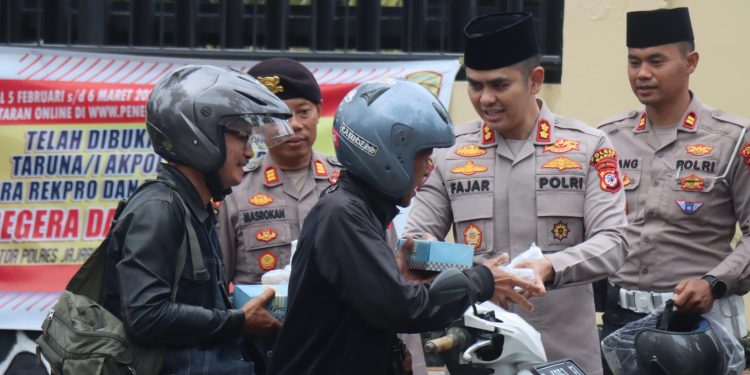 Kapolres Garut Bagi-bagi Takjil dan Helm Gratis, Tumbuhkan Solidaritas di Bulan Ramadan