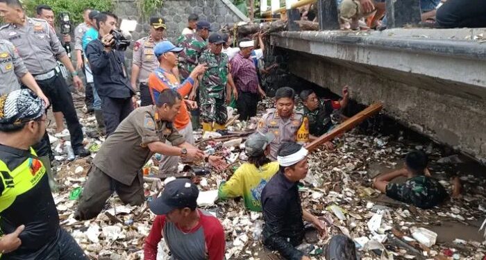 Gubernur Jabar, Kapolres, Dandim dan Bupati Bersatu Bersihkan Sungai Cipalabuan Sukabumi Pasca Banjir