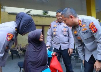 Tindakan Sederhana yang Menyentuh Hati, Kapolresta Bogor Kota Antar Nenek yang Tak Kuat Jalan Pulang Naik Mobil Patroli