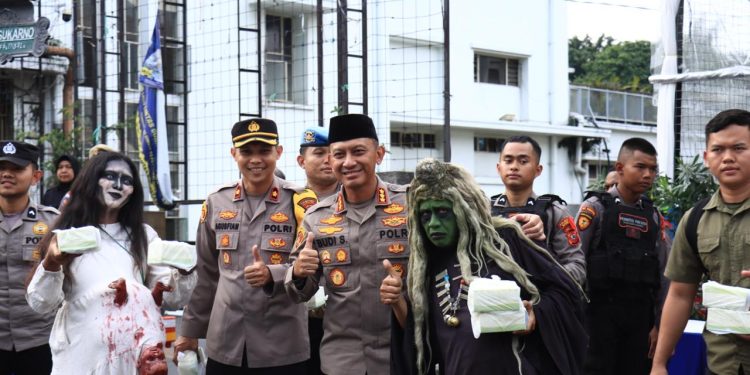 Kapolrestabes Bandung Bagikan Takjil di Depan Gedung Merdeka