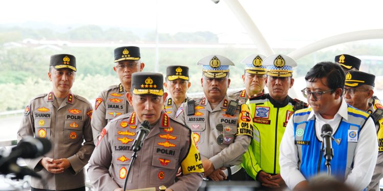 Tinjau KM 70 Tol Cikampek, Kapolri Instruksikan Jajaran Beri Pelayanan Maksimal Jelang Puncak Arus Mudik Lebaran