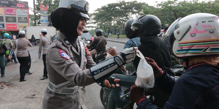 Berkah Di Bulan Ramandhan, Polri dan Media Berbagi Takjil di Bandung