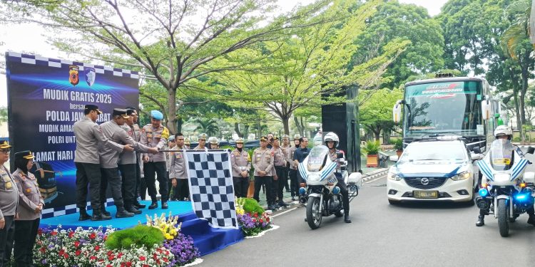 Polda Jabar Berbagi Kebahagiaan: Mudik Gratis Antar 138 Pemudik Menuju Kampung Halaman