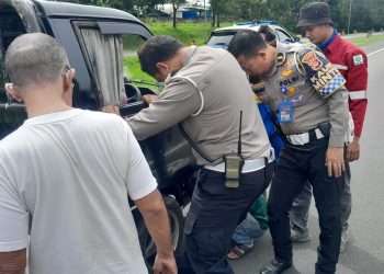 Anggota Polres Bogor Respon Cepat Bantu Pengendara Yang Mengalami Kerusakan di Jalan Tol