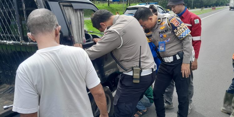 Anggota Polres Bogor Respon Cepat Bantu Pengendara Yang Mengalami Kerusakan di Jalan Tol
