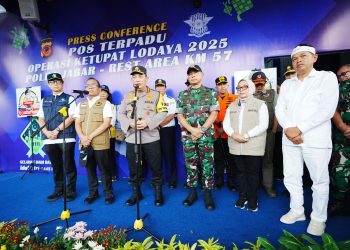 Pastikan Kelancaran dan Pelayanan Masyarakat saat Arus Mudik, Kapolri Tinjau Rest Area KM 57
