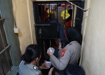 Polrestabes Bandung Bagikan Takjil Untuk Tahanan