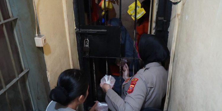 Polrestabes Bandung Bagikan Takjil Untuk Tahanan