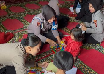 Polres Bogor Berikan Trauma Healing kepada Korban Banjir