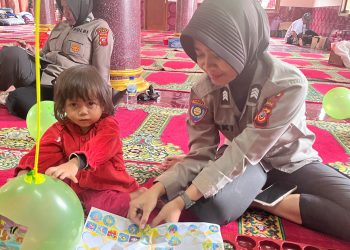 Polwan Polda Jabar Lakukan Pendampingan Trauma Healing Terhadap Korban Bencana Alam Di Cisarua