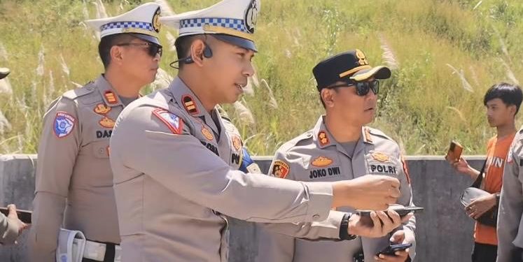 Kapolres Sumedang Tinjau Lokasi Kecelakaan Maut Tol Cisumdawu
