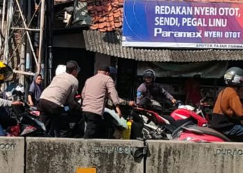 Polsek Klari Karawang Bantu Evakuasi Motor Mogok di Jalur Mudik