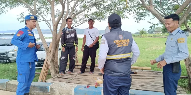 Satpolairud Polres Purwakarta Sambangi Masyarakat Pesisir Waduk Jatiluhur