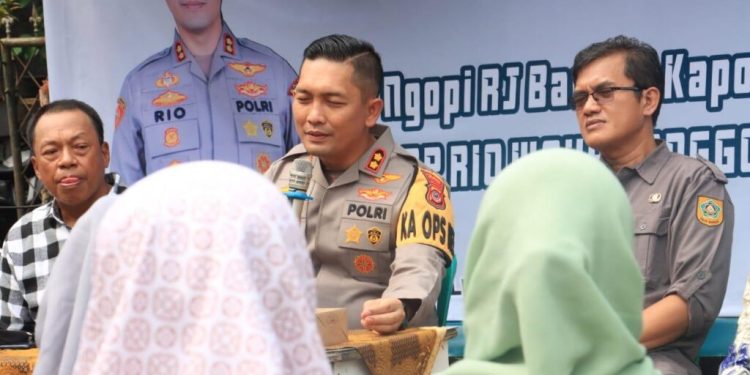 “Ngopi Bareng” Kapolres, Warga Ciriung Sampaikan Keluhan Langsung ke AKBP Rio