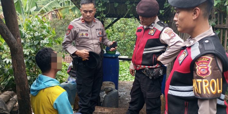 Sat Samapta Polres Garut Sita Tujuh Jerigen Miras di Karangpawitan, Tekan Gangguan Kamtibmas