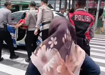 Respon Cepat Polisi Sumedang, Antar Anak Kejang-Kejang ke Rumah Sakit