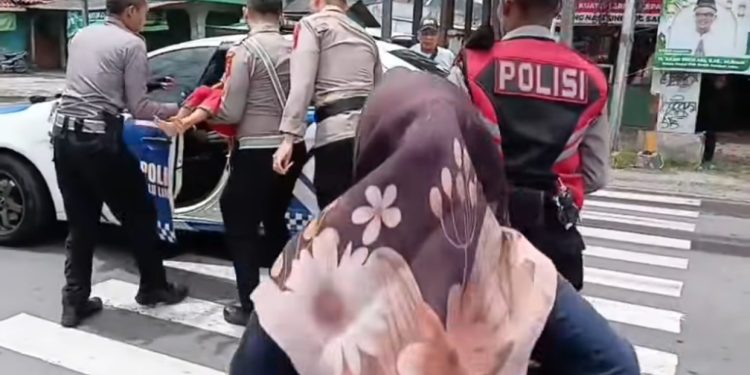 Respon Cepat Polisi Sumedang, Antar Anak Kejang-Kejang ke Rumah Sakit