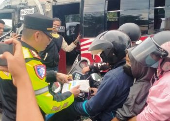 Polres Cirebon Kota Bagikan 200 Jas Hujan untuk Pemudik