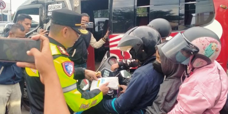 Polres Cirebon Kota Bagikan 200 Jas Hujan untuk Pemudik