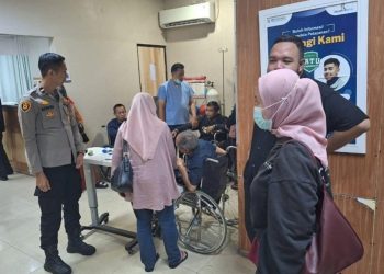 Petugas Pos Pelayanan Tol Cipularang Sigap Evakuasi Pemudik Serangan Jantung