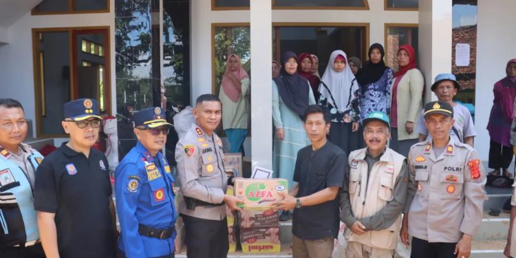 Kapolres Ciamis Tinjau Lokasi Longsor di Panawangan, Salurkan Bantuan untuk Warga Terdampak