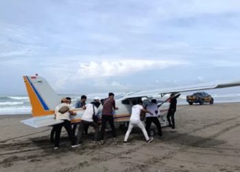 Tindakan Cepat Petugas Gabungan Evakuasi Pesawat di Pangandaran