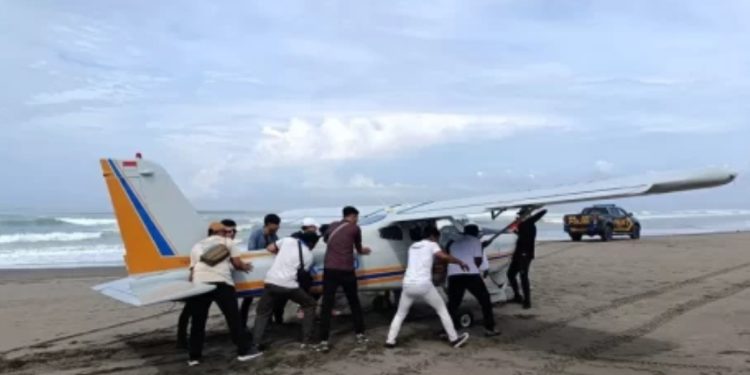 Tindakan Cepat Petugas Gabungan Evakuasi Pesawat di Pangandaran