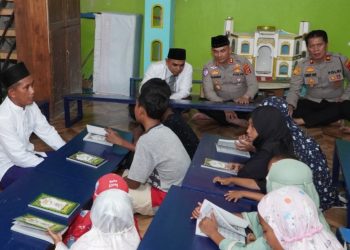 Kapolres Cirebon Kota Berikan Bantuan Meja dan Buku Iqro untuk Madrasah Roudhotul Quran