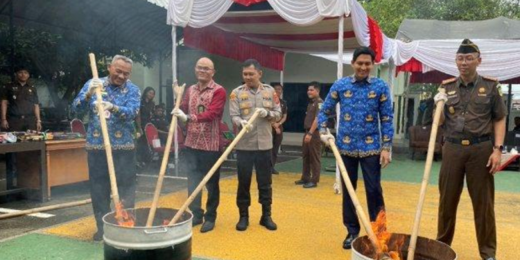 Kapolres Indramayu Hadiri Pemusnahan Barang Bukti, Jaga Indramayu Tetap Aman dan Kondusif