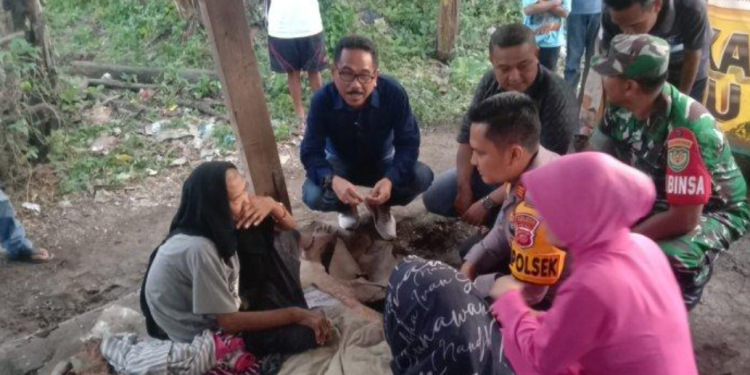 Petugas Gabungan Berikan Bantuan dan Perawatan Medis untuk Lansia yang dipasung di Sliyeg