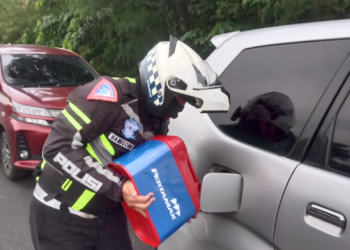 Sigap! Satlantas Polres Cirebon Kota Tolong Pemudik yang Kehabisan Bensin di Tol Palikanci