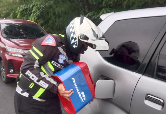 Sigap! Satlantas Polres Cirebon Kota Tolong Pemudik yang Kehabisan Bensin di Tol Palikanci