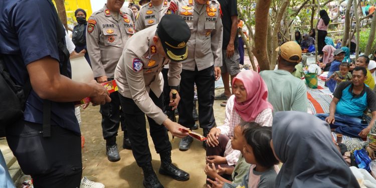 Kapolres Cirebon Kota Pastikan Liburan Aman di Wisata Bahari Kejawanan: Tinjau Langsung Lokasi, Bagikan Kue untuk Anak-Anak